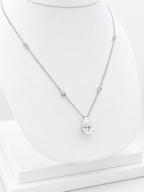 Necklace pear diamond