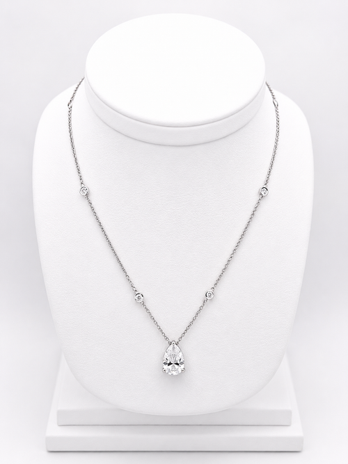 Necklace pear diamond