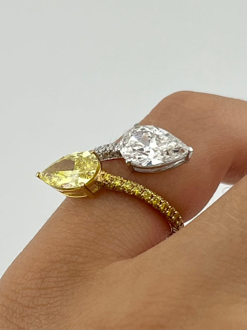 Ring With Yellow and Withe Diamond