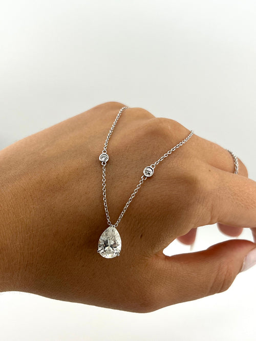 Necklace pear diamond