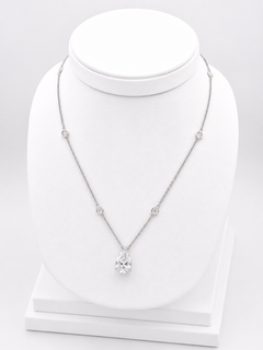 Necklace pear diamond